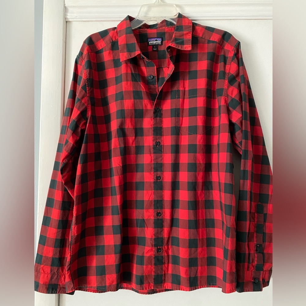 Men’s large Patagonia red and black plaid button down long sleeve shirt